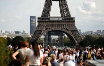 الشرطة الفرنسية تلقي القبض على رجل أتى «فعلا محظورا» فوق برج إيفل.. فما التفاصيل؟