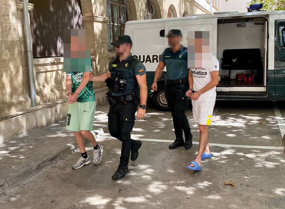 السلطات الأسبانية تحقق مع ثمانية أشخاص متهمين باغتصاب جماعي لمراهقة بريطانية السلطات الأسبانية تحقق مع ثمانية أشخاص متهمين باغتصاب جماعي لمراهقة بريطانية