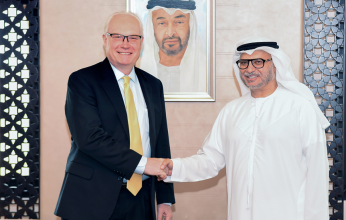 قرقاش والمبعوث الأمريكي إلى اليمن يبحثان جهود حل الأزمة اليمنية