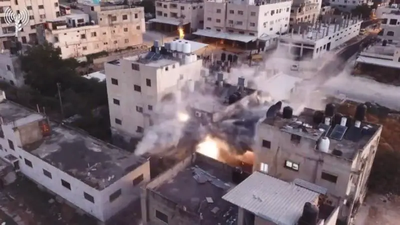 قوات الاحتلال الإسرائيلي تفجر منزل عائلة شهيد فلسطيني شرق (نابلس) قوات الاحتلال الإسرائيلي تفجر منزل عائلة شهيد فلسطيني شرق (نابلس)