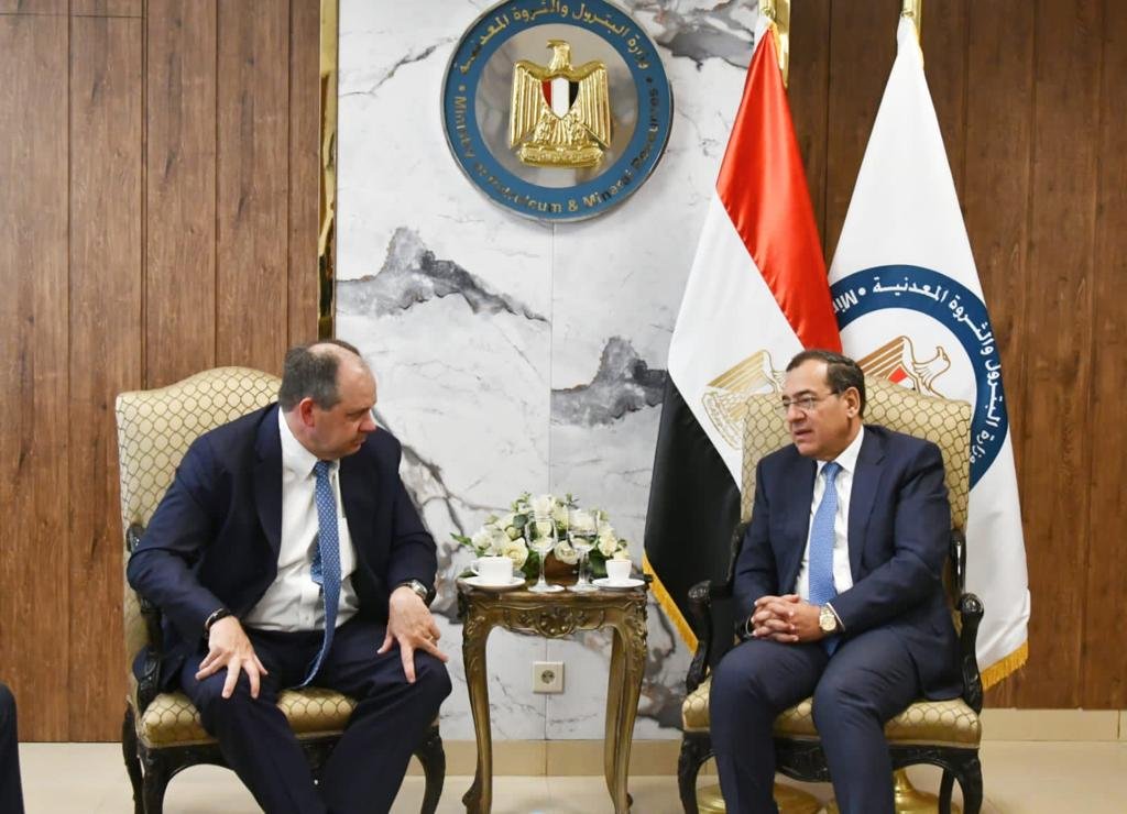 الملا يناقش مع مسئولي اباتشي فرص مد انشطتها الي منطقة البحر المتوسط للبحث عن الغاز الطبيعي الملا يناقش مع مسئولي اباتشي فرص مد انشطتها الي منطقة البحر المتوسط للبحث عن الغاز الطبيعي