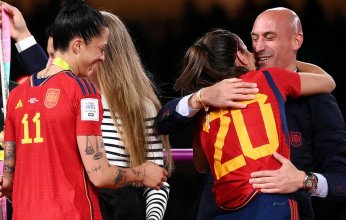 "فضيحة القُبلة".. تطور جديد في قضية اتهام رئيس الاتحاد الإسباني بتقبيل نجمة منتخب بلاده