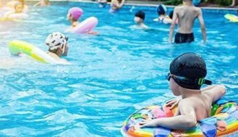 خطوات بسيطة للمحافظة على أطفالنا في حمامات السباحة.. تعرف عليها