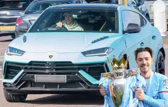 جريليش يعود للتدريب بسيارة لامبورجيني بلون قميص مانشستر سيتي