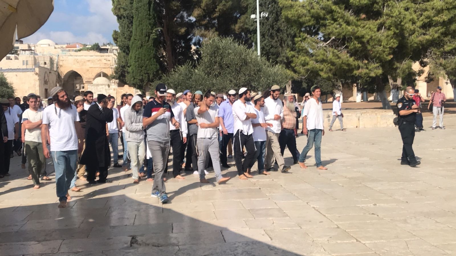 مُستوطنون إسرائيليون يعتدون على طفل مقدسي مُستوطنون إسرائيليون يعتدون على طفل مقدسي