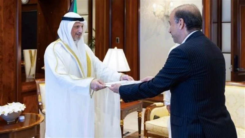 وزير خارجية الكويت يتسلم أوراق اعتماد السفير الإيراني الجديد وزير خارجية الكويت يتسلم أوراق اعتماد السفير الإيراني الجديد