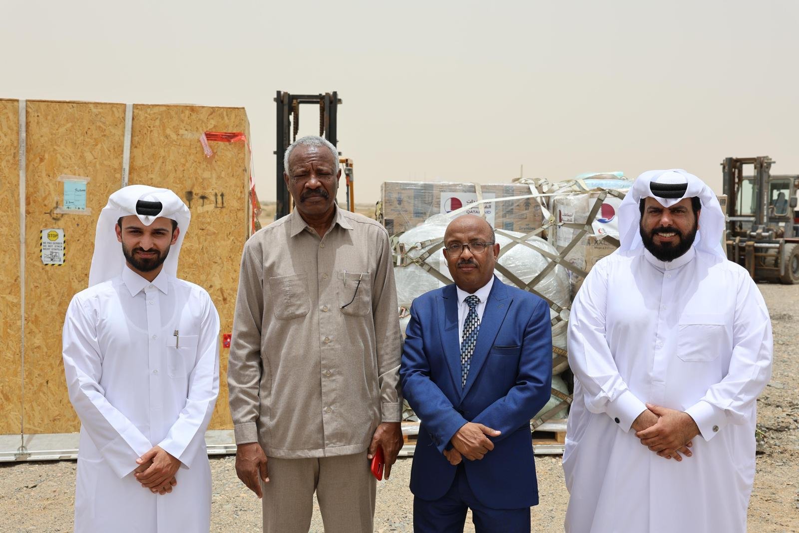 وصول طائرة قطرية تحمل مواد غذائية وطبية إلى السودان وصول طائرة قطرية تحمل مواد غذائية وطبية إلى السودان