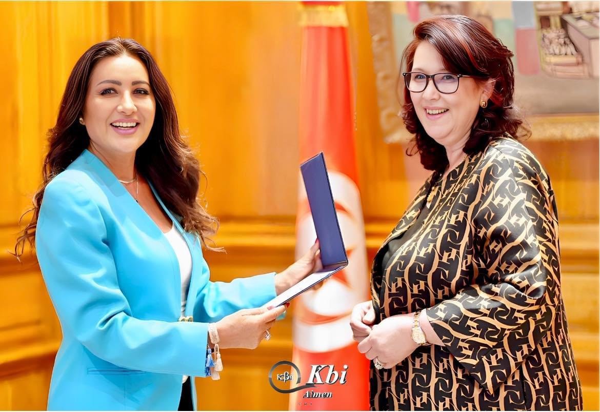 وزيرة الثقافة التونسية تكرم النجمة لطيفة.. وتدعوها لحفل خيري بطبرقة وزيرة الثقافة التونسية تكرم النجمة لطيفة.. وتدعوها لحفل خيري بطبرقة