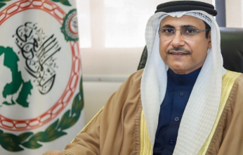 العسومي يدعو إلى تعزيز التضامن العربي لمواجهة الأزمات