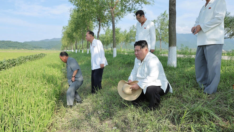 الزعيم الكوري الشمالي يتفقّد مزارع ضربها إعصار الزعيم الكوري الشمالي يتفقّد مزارع ضربها إعصار