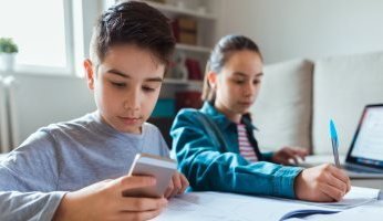 بالخطوات.. وسائل تقليل وقت النظر إلى الشاشة عند الأطفال بلطف