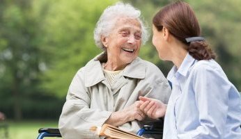 هل يؤثر فقدان السمع فى سن الشيخوخة على الصحة العقلية.. وكيف؟