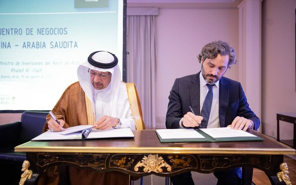 السعودية والأرجنتين توقعان مذكرة تفاهم في مجال تشجيع الاستثمار المباشر السعودية والأرجنتين توقعان مذكرة تفاهم في مجال تشجيع الاستثمار المباشر