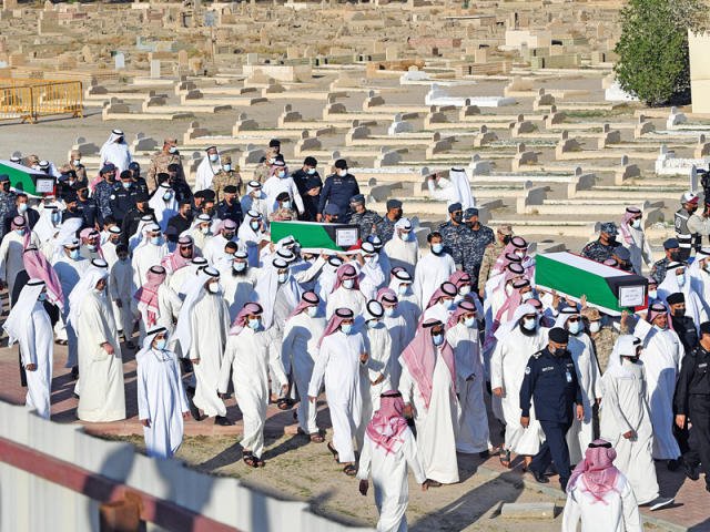 أم قاسم المجادي "أم لثلاثة أبطال".. .. عايشت آلام الغزو العراقي وليالي الرعب من فقد الوطن والابناء أم قاسم المجادي "أم لثلاثة أبطال".. .. عايشت آلام الغزو العراقي وليالي الرعب من فقد الوطن والابناء