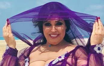 شاهد بالفيديو.. فيفي عبده ترقص بالمايوه على البحر