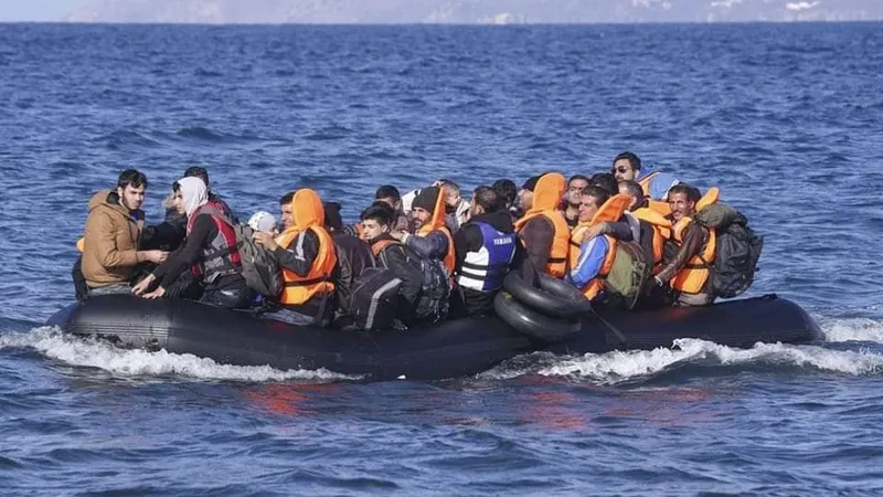 المغرب.. إنقاذ قاربا على متنه 75 شخصا فى أثناء محاولتهم الهجرة غير الشرعية المغرب.. إنقاذ قاربا على متنه 75 شخصا فى أثناء محاولتهم الهجرة غير الشرعية