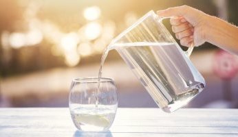 هل شرب المياه مفيدة لصحة الأطفال؟.. دراسة تجيب