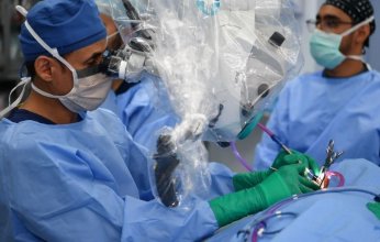 بالفيديو.. فريق طبي سعودي ينجح في إجراء عمليتين لطفلة في وقت واحد