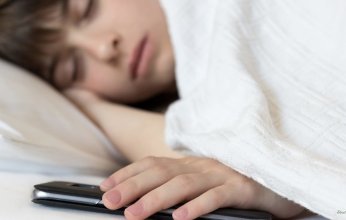 أحذر من النوم قرب الآيفون وهو متصل بالشاحن