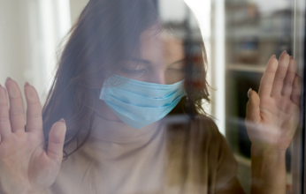 علماء يكتشفون سبب عدم ظهور أي أعراض على بعض مرضى «كوفيد».. اعرف التفاصيل