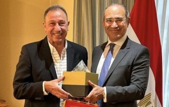 الخطيب يهدي سفير مصر بألمانيا درع وعلم النادي الأهلي