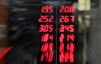 تقارير.. الريال القطري مقوم بأقل من قيمته العادلة أمام الدولار