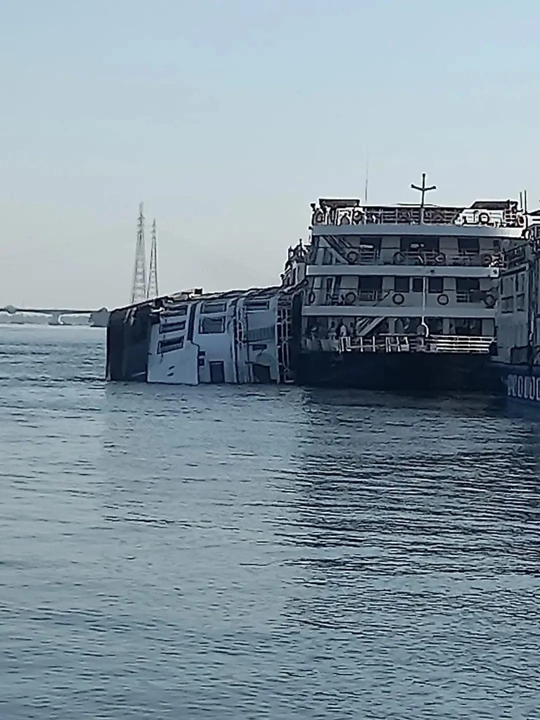غرق مركب سياحي بالأقصر جنوب مصر غرق مركب سياحي بالأقصر جنوب مصر