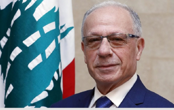 مجهولون يطلقون النار على سيارة وزير الدفاع اللبناني