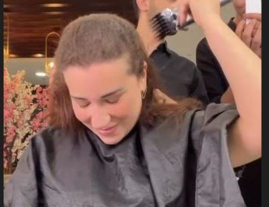 أسما شريف منير تعلق بعد حلاقة شعرها أسما شريف منير تعلق بعد حلاقة شعرها