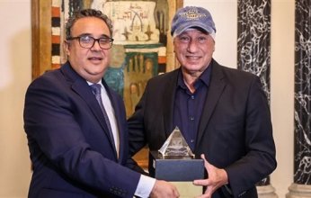 الخطيب يُهدي درع وعلم الأهلي للسفير المصري في النمسا