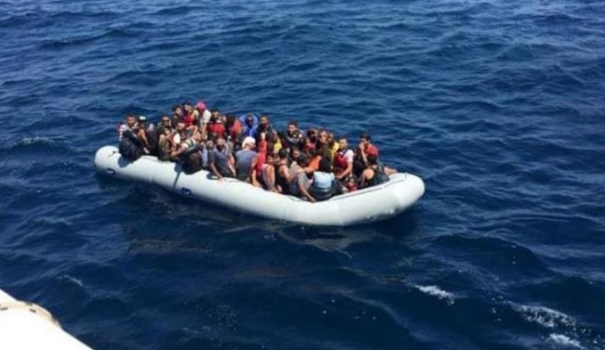 الجيش اللبناني ينقذ مهاجرين سوريين تعرض زورقهم للغرق الجيش اللبناني ينقذ مهاجرين سوريين تعرض زورقهم للغرق