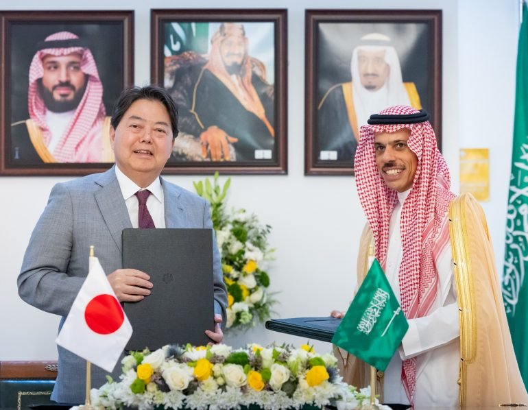 وزير الخارجية السعودي يستقبل نظيره الياباني وزير الخارجية السعودي يستقبل نظيره الياباني