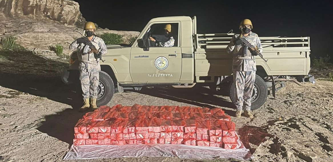 حرس الحدود السعودي يحبط محاولة تهريب كمية من المواد المخدرة حرس الحدود السعودي يحبط محاولة تهريب كمية من المواد المخدرة