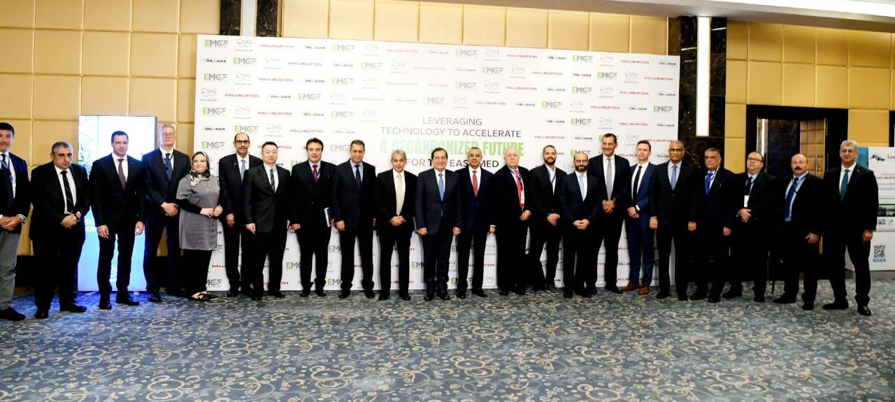 وزير البترول المصري يرأس مائدة مستديرة مع الشركاء العالميين لتوظيف التكنولوجيا في الاسراع بإزالة الكربون بشرق المتوسط وزير البترول المصري يرأس مائدة مستديرة مع الشركاء العالميين لتوظيف التكنولوجيا في الاسراع بإزالة الكربون بشرق المتوسط