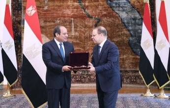 مصر.. «السيسي» يمنح النائب العام السابق وسام الجمهورية من الطبقة الأولي
