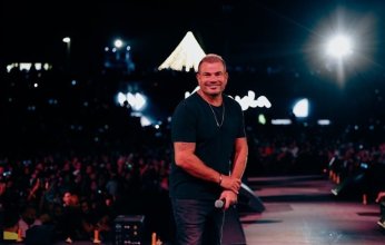 بالصور.. حضور جماهيري غير مسبوق لحفل عمرو دياب في الأردن