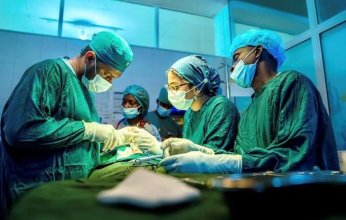 «سلمان للإغاثة» 92 جراحة في الأورام النسائية والأوعية الدموية وجراحة الأطفال في جمهورية جامبيا