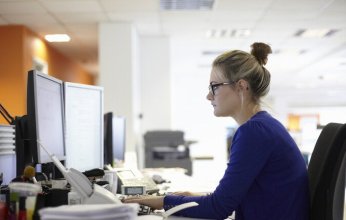 دراسة توضح عدد ساعات الجلوس اليومية التي تهدد بخطر الإصابة بالخرف.. تعرف عليها