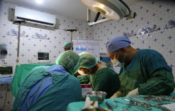 قافلة طبية قطرية تجري عمليات جراحية معقدة في الشمال السوري