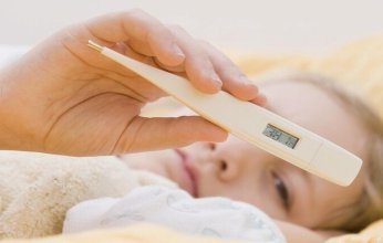 ما هي الطريقة الصحيحة لخفض درجة حرارة الطفل؟.. طبيبة تجيب