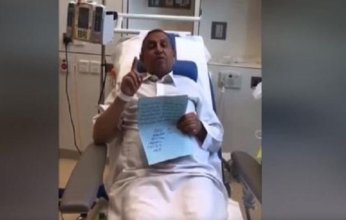 شاهد بالفيديو.. قصيدة مؤثرة للشاعر الراحل كريم العراقي على سرير المرض