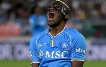 النيجيري فيكتور أوسيمين يتجرد من قميص نابولي.. فما القصة والتفاصيل؟