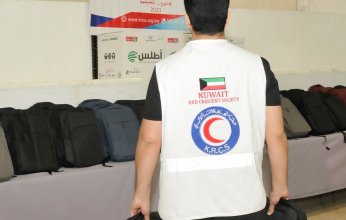 جمعية الهلال الأحمر الكويتي توزع ألف حقيبة مدرسية ولوازمها لأبناء الأسر المحتاجة
