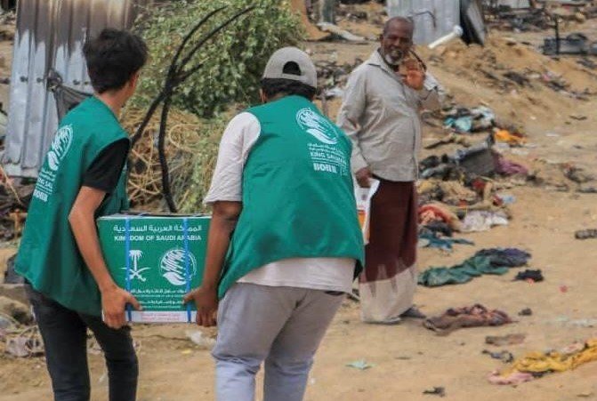 «سلمان للإغاثة» يوزع أكثر من 6 أطنان من السلال الغذائية في مدينة مأرب «سلمان للإغاثة» يوزع أكثر من 6 أطنان من السلال الغذائية في مدينة مأرب