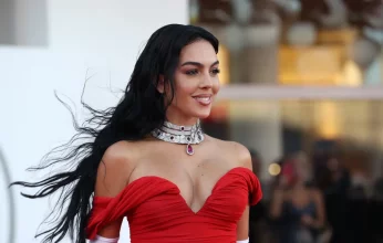 لماذا ارتدت جورجينا رودريغيز فستانا من موضة التسعينيات بمهرجان البندقية السينمائي؟