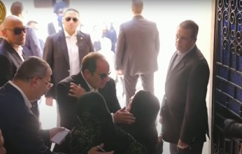 موقف إنساني للرئيس المصري.. سيدة مسنة من إحدى قرى بني سويف «تقبل رأس السيسي» ويقبل يديها