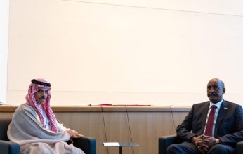 وزير الخارجية السعودي يلتقي رئيس مجلس السيادة الانتقالي السوداني
