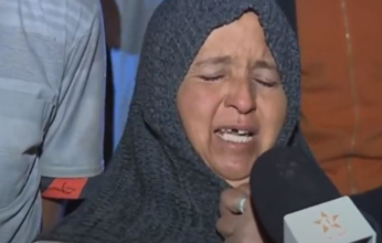 بالفيديو.. مشهد مؤثر لسيدة مغربية فقدت زوجها و أبناءها الأربعة في الزلزال المدمر