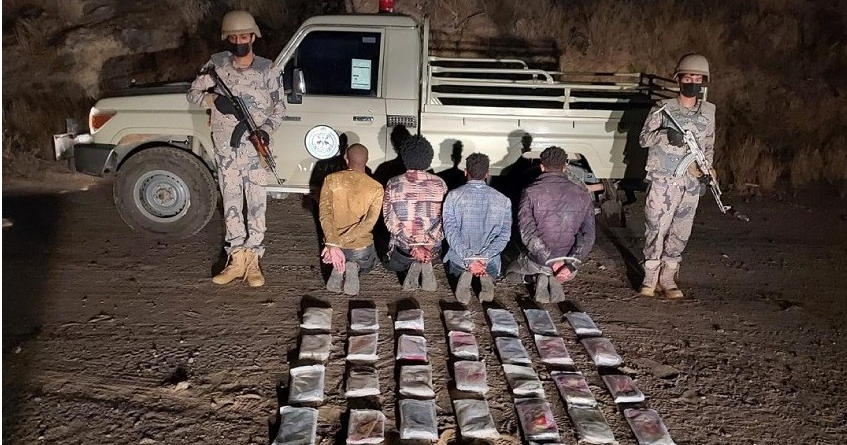 ضبط 4 أشخاص لتهريبهم كمية من مخدر الحشيش بمنطقة عسير ضبط 4 أشخاص لتهريبهم كمية من مخدر الحشيش بمنطقة عسير