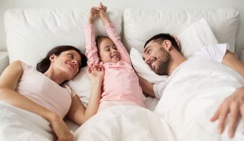 دراسة حديثة.. الآباء الجدد يستغرقون عامين حتى يشعروا بالسعادة فى علاقتهم مرة أخرى